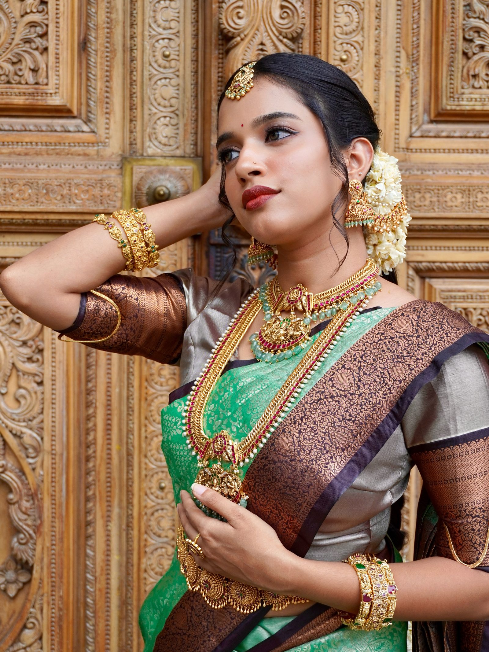 Aiswarya, a Malayali bride in green Kanchipuram, wearing palakka mala and a kundan choker stack from Golden Cup